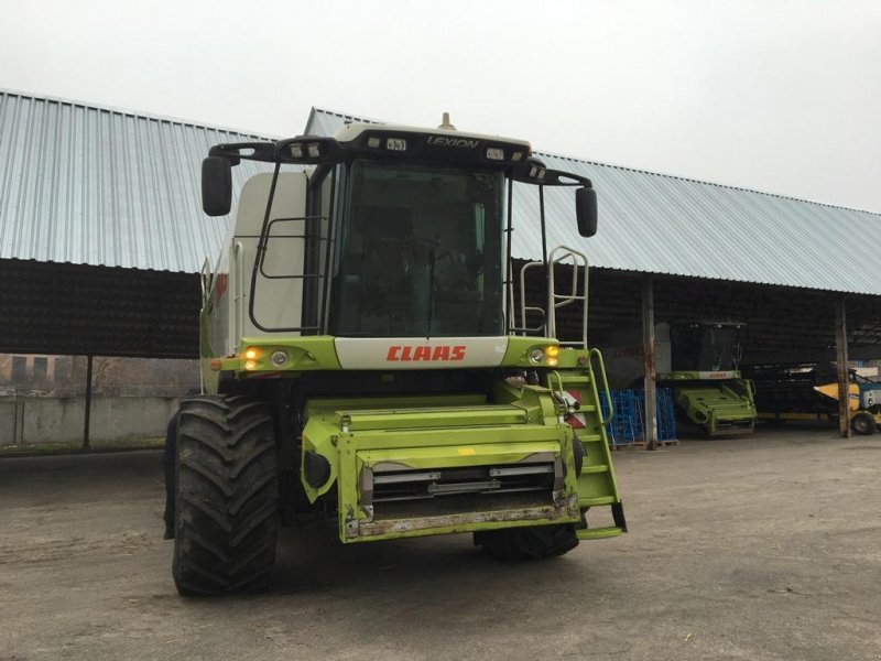 Oldtimer-Mähdrescher del tipo CLAAS Lexion 600, Neumaschine In Володарка (Immagine 1)