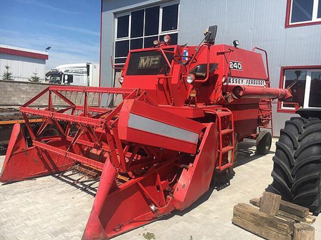 Oldtimer-Mähdrescher a típus Massey Ferguson 240, Neumaschine ekkor: Рівне (Kép 1)