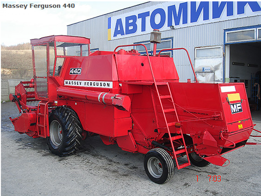 Oldtimer-Mähdrescher des Typs Massey Ferguson 440, Neumaschine in Рівне (Bild 4)