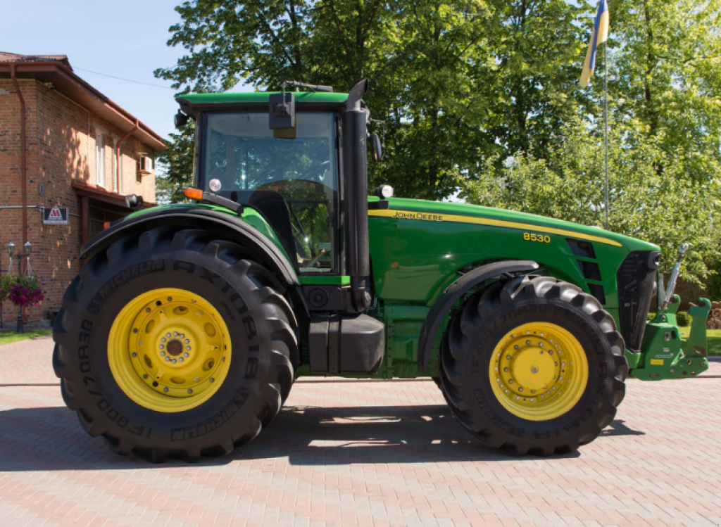 Oldtimer-Traktor des Typs John Deere 8530,  in Луцьк (Bild 9)