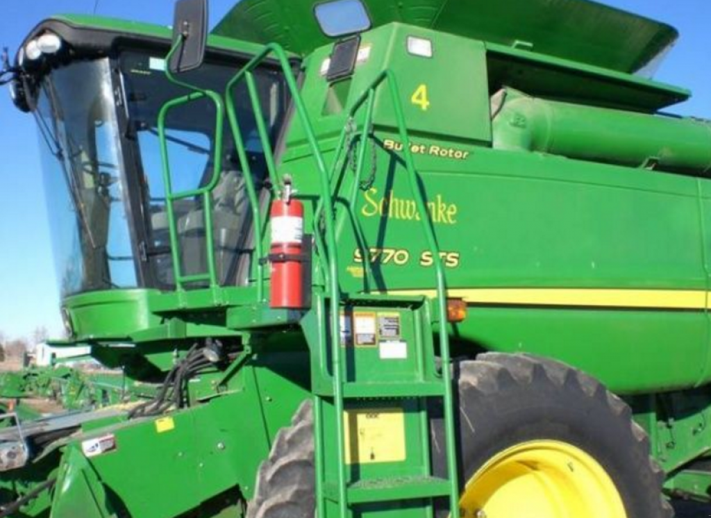 Oldtimer-Mähdrescher of the type John Deere 9770 STS, Neumaschine in Київ (Picture 1)