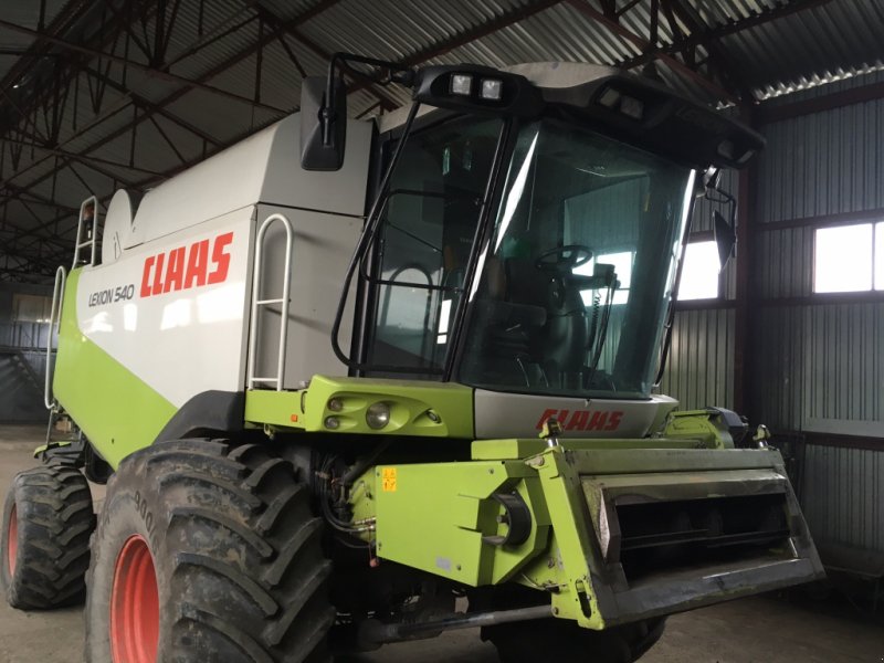 Oldtimer-Mähdrescher del tipo CLAAS Lexion 540, Neumaschine en Бузова (Imagen 1)