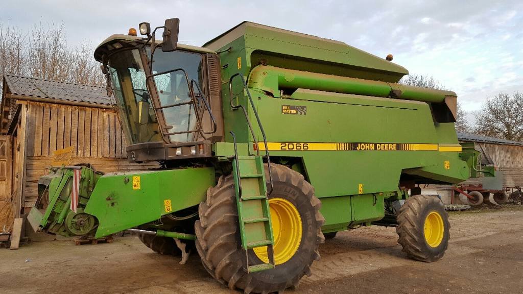 Oldtimer-Mähdrescher des Typs John Deere 2066, Neumaschine in Чернівці (Bild 1)