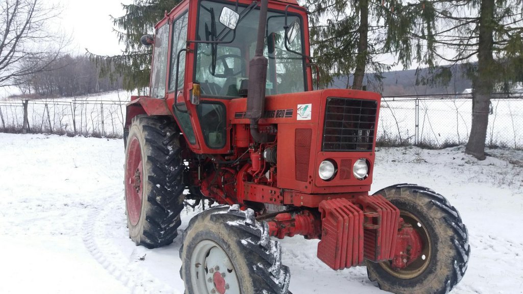Oldtimer-Traktor del tipo Belarus Беларус-820, Neumaschine en Чернівці (Imagen 1)