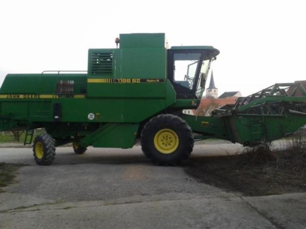 Oldtimer-Mähdrescher des Typs John Deere 1188, Neumaschine in Чернівці (Bild 2)