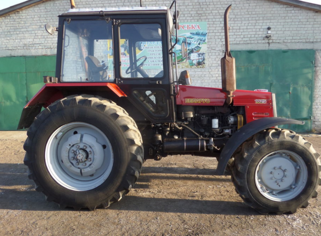 Oldtimer-Traktor типа Belarus Беларус-1025, Neumaschine в Стара Вижівка (Фотография 2)