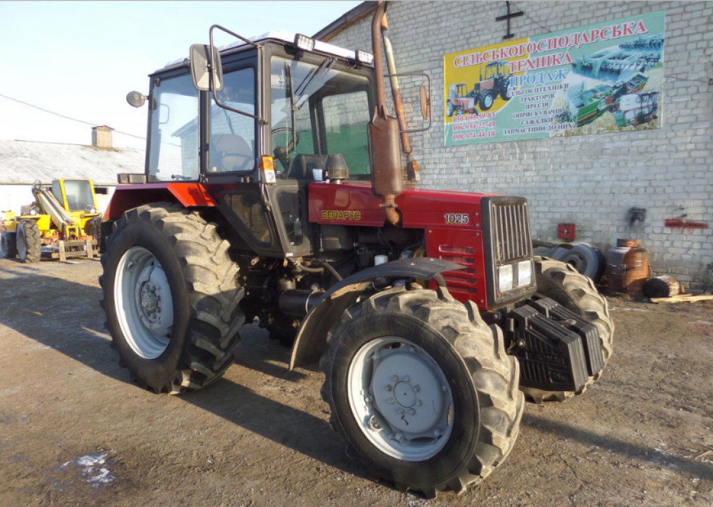 Oldtimer-Traktor типа Belarus Беларус-1025, Neumaschine в Стара Вижівка (Фотография 1)