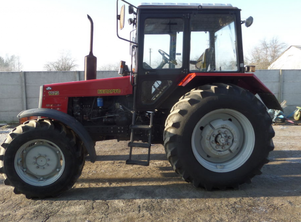 Oldtimer-Traktor tip Belarus Беларус-1025, Neumaschine in Стара Вижівка (Poză 4)
