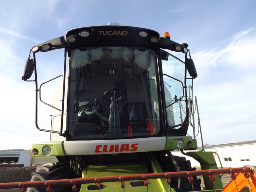 Oldtimer-Mähdrescher des Typs CLAAS Tucano 430,  in Київ (Bild 2)