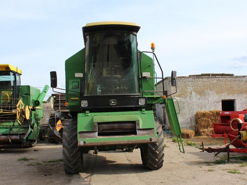 Oldtimer-Mähdrescher del tipo John Deere 1055, Neumaschine en Ковель (Imagen 1)