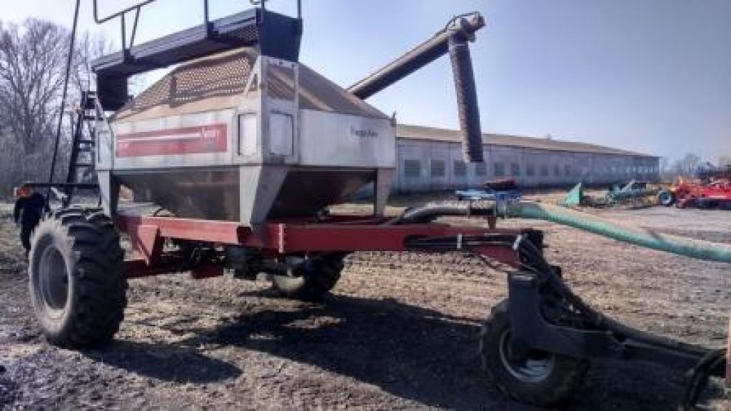 Gareeggenfelder typu Massey Ferguson 555,  v Суми (Obrázek 3)