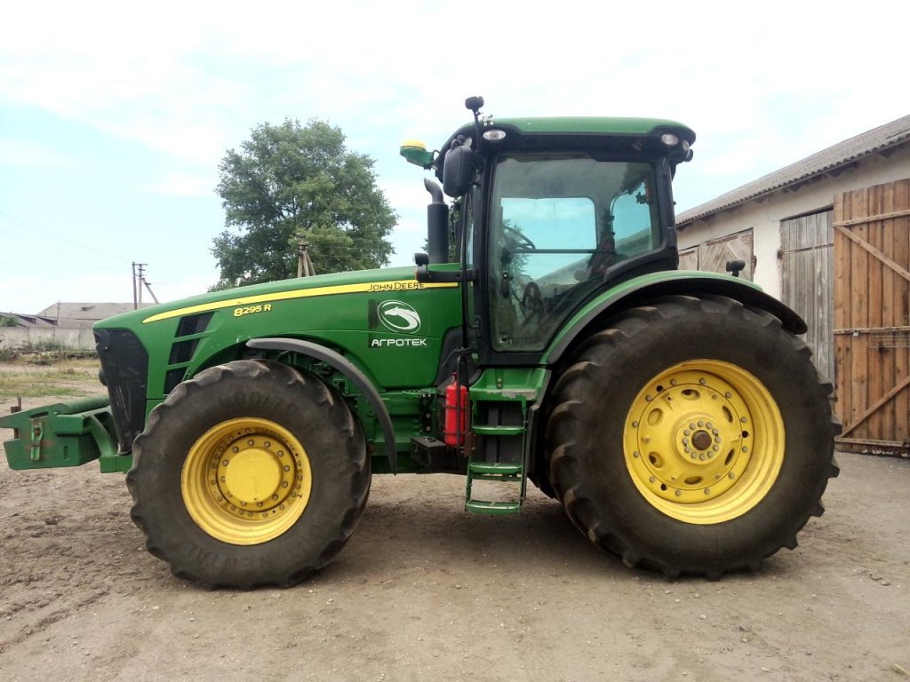 Oldtimer-Traktor des Typs John Deere 8295R, Neumaschine in Не обрано (Bild 4)