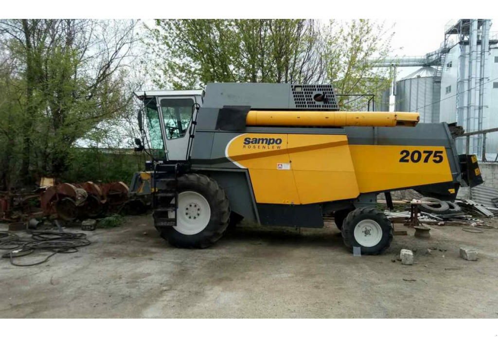 Oldtimer-Mähdrescher des Typs Sampo 2075,  in Хмельницький (Bild 1)