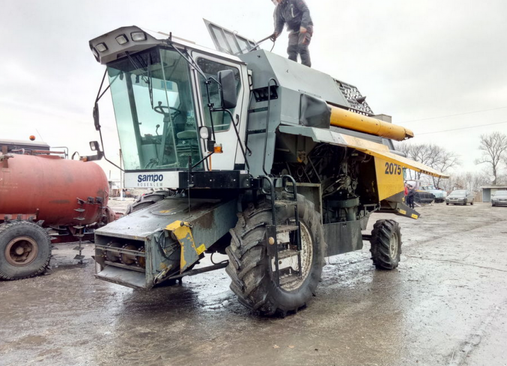 Oldtimer-Mähdrescher des Typs Sampo 2075,  in Хмельницький (Bild 4)