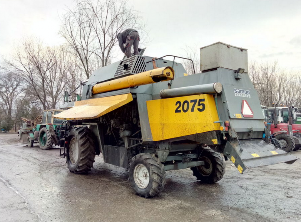 Oldtimer-Mähdrescher des Typs Sampo 2075,  in Хмельницький (Bild 3)