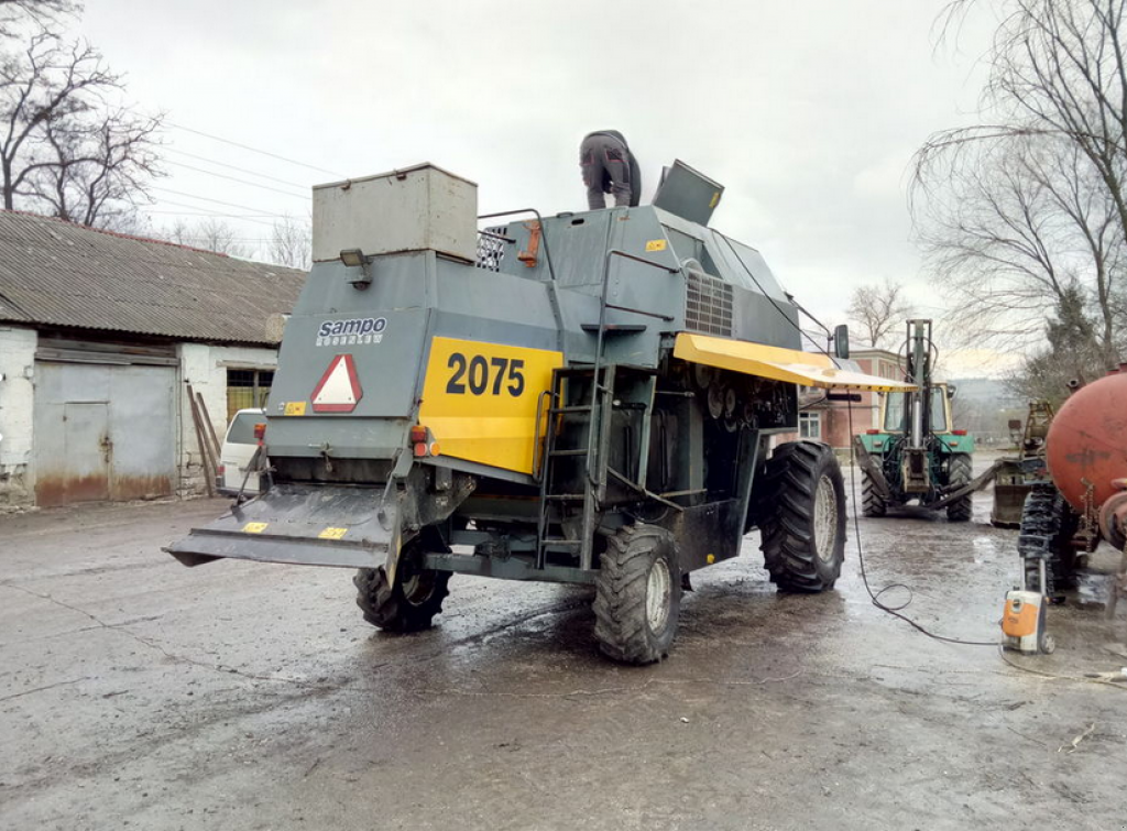 Oldtimer-Mähdrescher des Typs Sampo 2075,  in Хмельницький (Bild 2)
