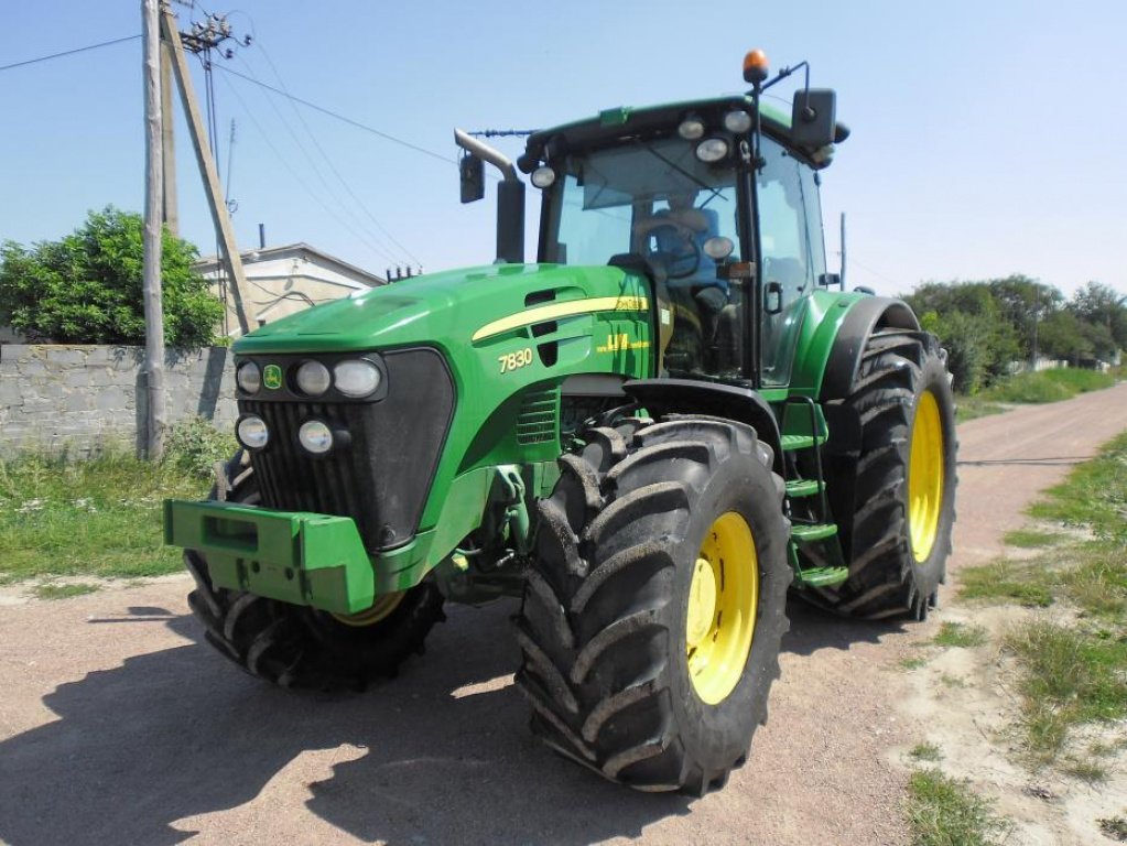 Oldtimer-Traktor van het type John Deere 7830, Neumaschine in Житомир (Foto 1)