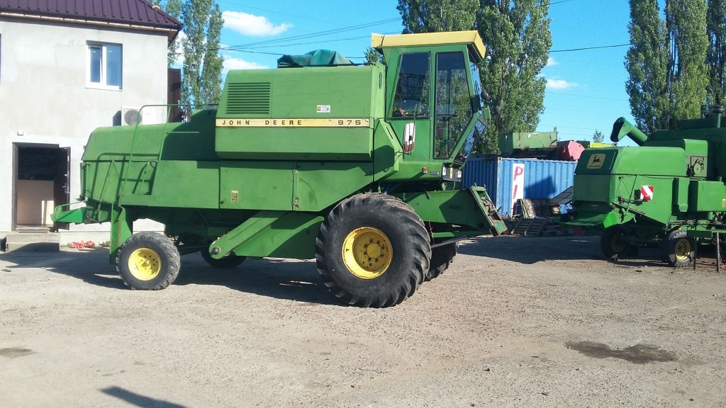 Oldtimer-Mähdrescher of the type John Deere 975, Neumaschine in Не обрано (Picture 3)
