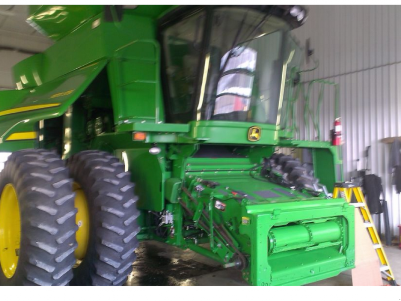 Oldtimer-Mähdrescher del tipo John Deere 9870 STS,  In Київ (Immagine 1)