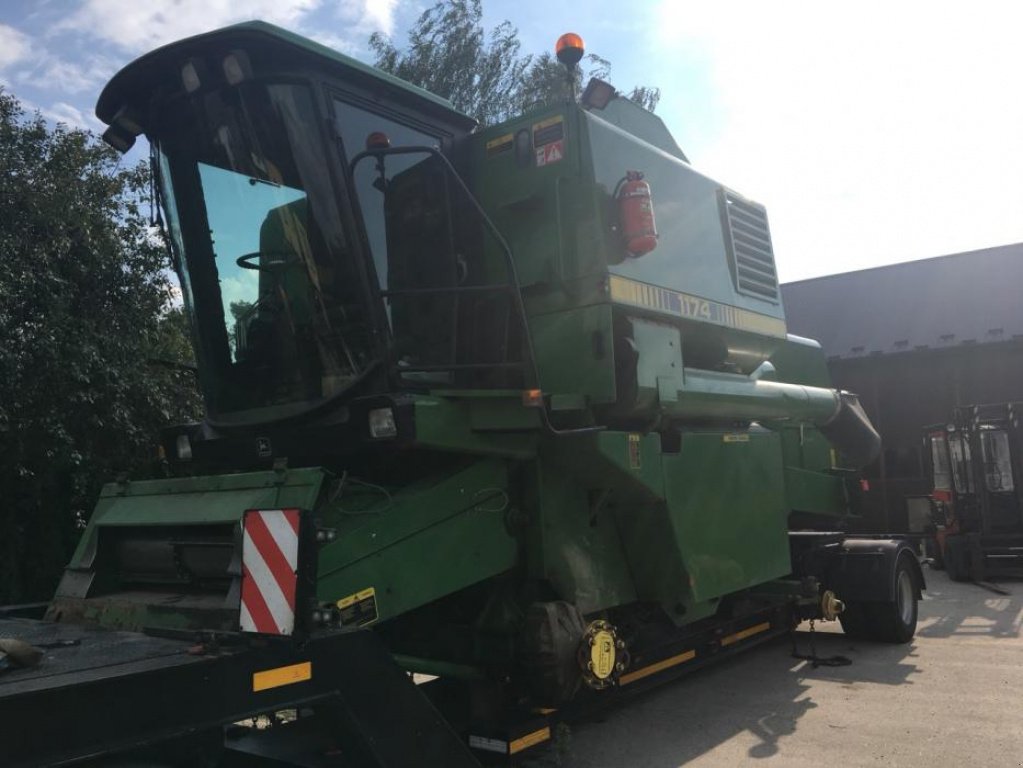 Oldtimer-Mähdrescher des Typs John Deere 1144, Neumaschine in Луцьк (Bild 1)