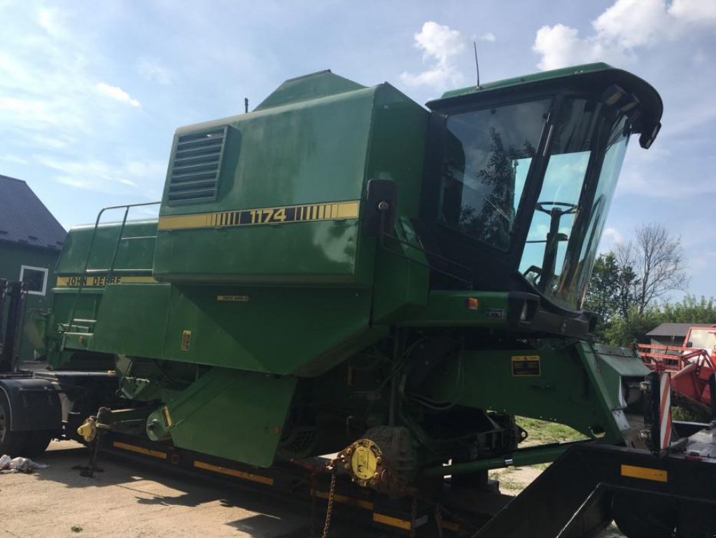 Oldtimer-Mähdrescher des Typs John Deere 1144, Neumaschine in Луцьк (Bild 8)