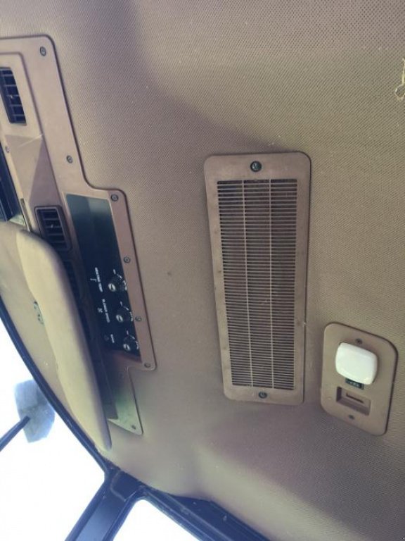 Oldtimer-Mähdrescher des Typs John Deere 1158, Neumaschine in Луцьк (Bild 2)