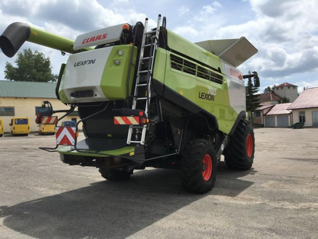 Oldtimer-Mähdrescher des Typs CLAAS Lexion 760, Neumaschine in Володарка (Bild 5)