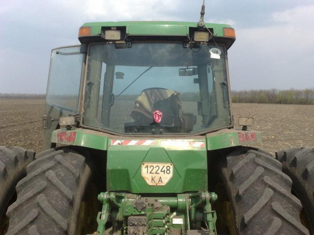 Oldtimer-Traktor des Typs John Deere 8400, Neumaschine in Володарка (Bild 4)