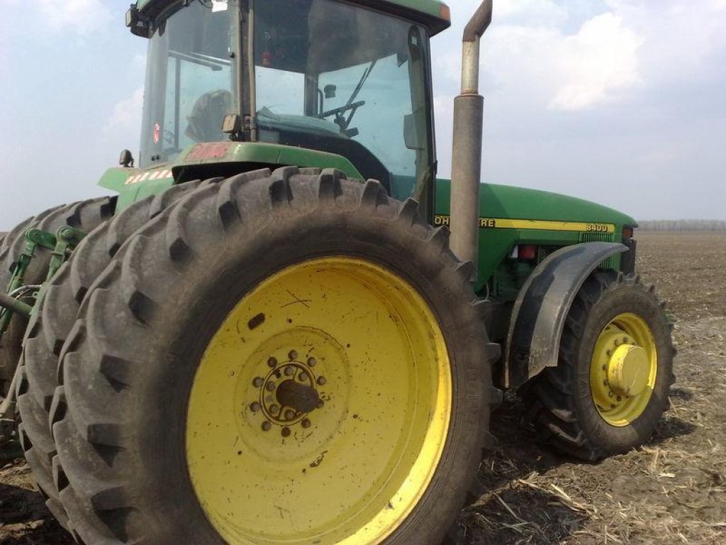 Oldtimer-Traktor del tipo John Deere 8400, Neumaschine In Володарка (Immagine 3)