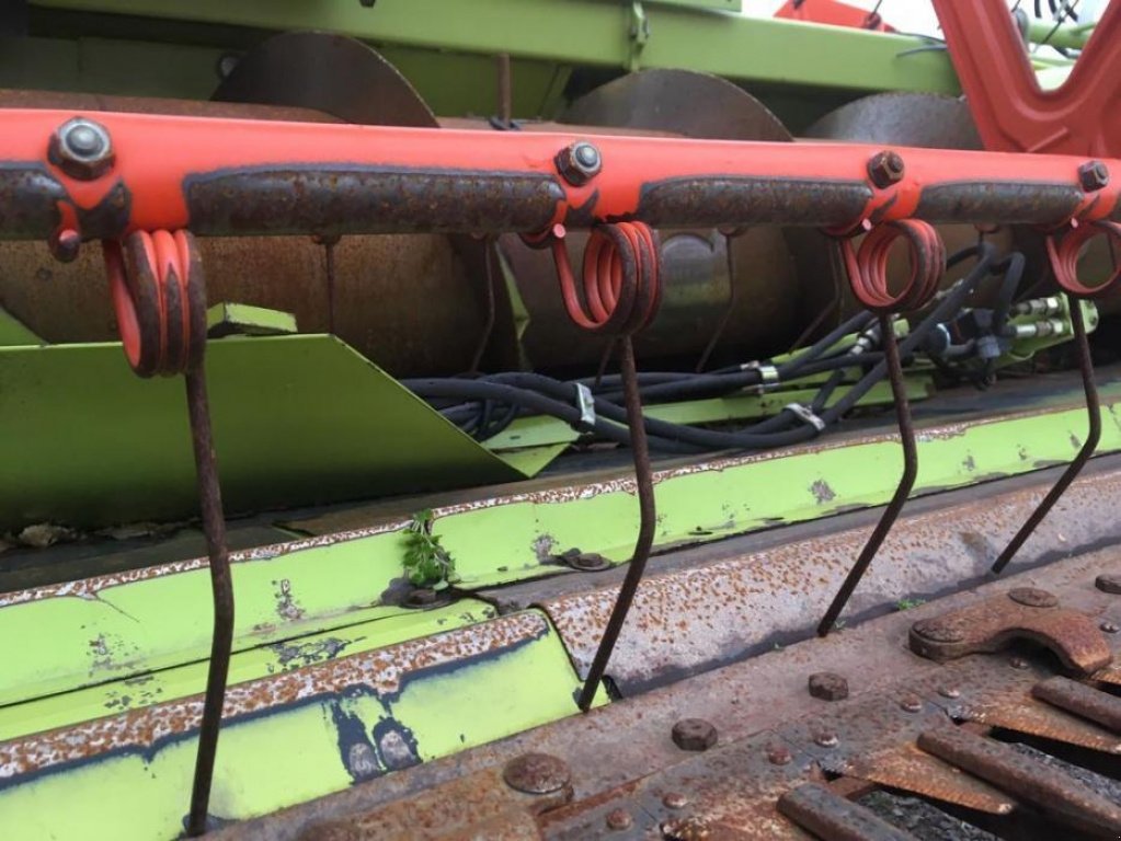 Oldtimer-Mähdrescher des Typs CLAAS Lexion 480, Neumaschine in Володарка (Bild 8)