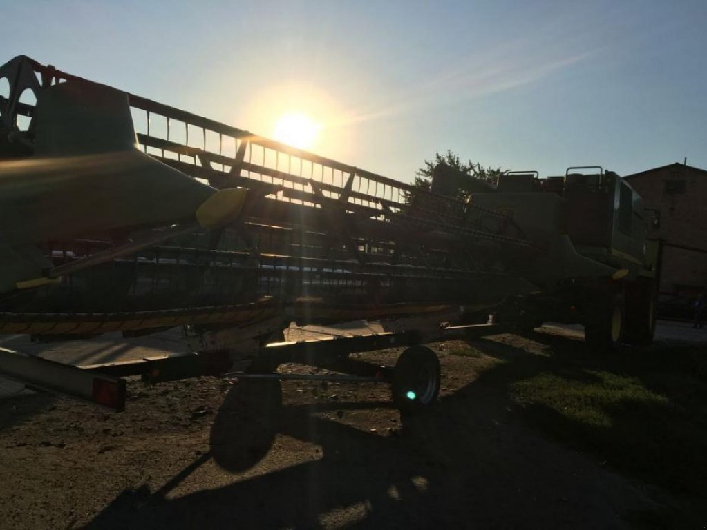 Oldtimer-Mähdrescher des Typs John Deere T660, Gebrauchtmaschine in Володарка (Bild 2)