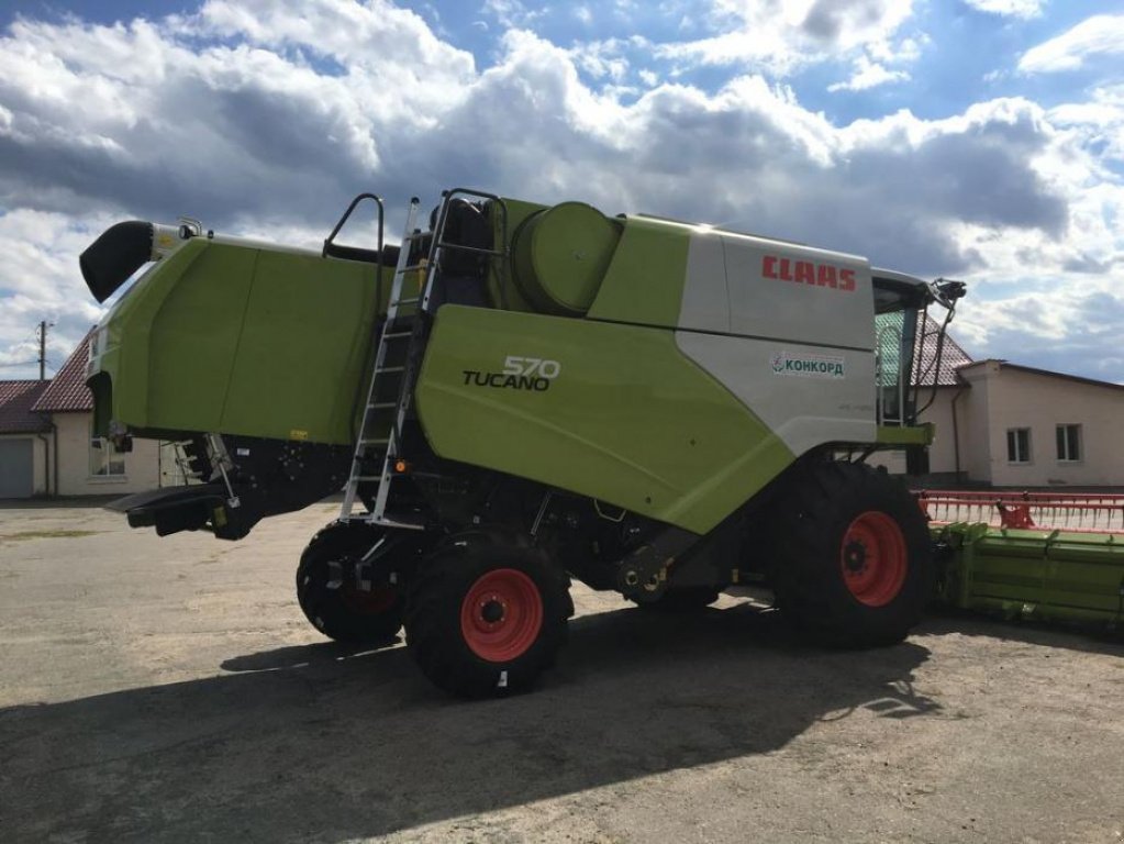 Oldtimer-Mähdrescher des Typs CLAAS Tucano 570, Neumaschine in Володарка (Bild 3)