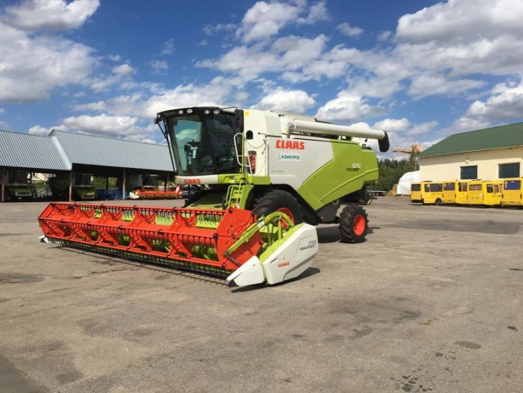 Oldtimer-Mähdrescher des Typs CLAAS Tucano 570, Neumaschine in Володарка (Bild 8)