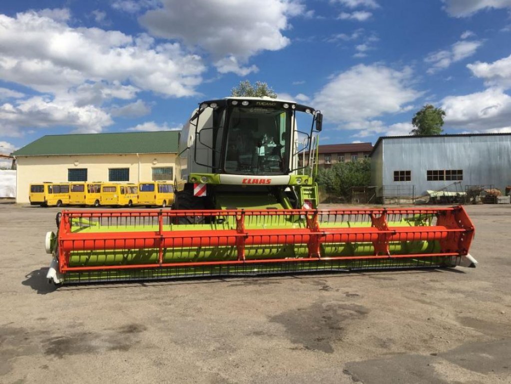 Oldtimer-Mähdrescher des Typs CLAAS Tucano 570, Neumaschine in Володарка (Bild 1)
