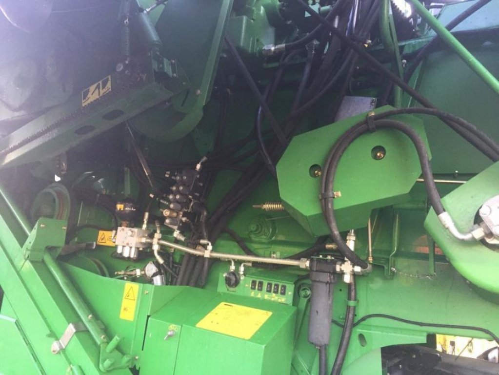 Oldtimer-Mähdrescher des Typs John Deere T670i, Neumaschine in Володарка (Bild 13)