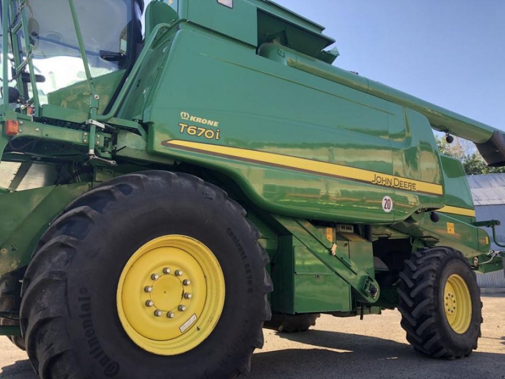 Oldtimer-Mähdrescher des Typs John Deere T670i, Neumaschine in Володарка (Bild 8)