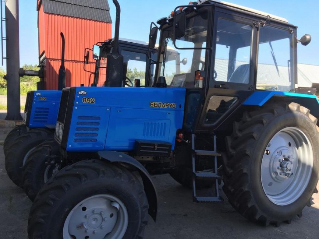 Oldtimer-Traktor typu Belarus Беларус-892, Neumaschine v Володарка (Obrázek 1)