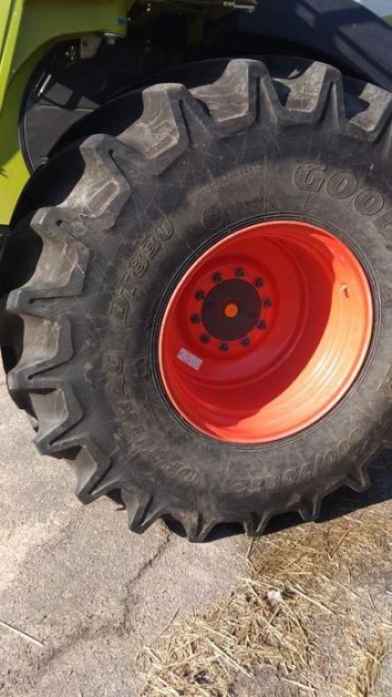 Oldtimer-Mähdrescher des Typs CLAAS Lexion 760, Neumaschine in Володарка (Bild 3)