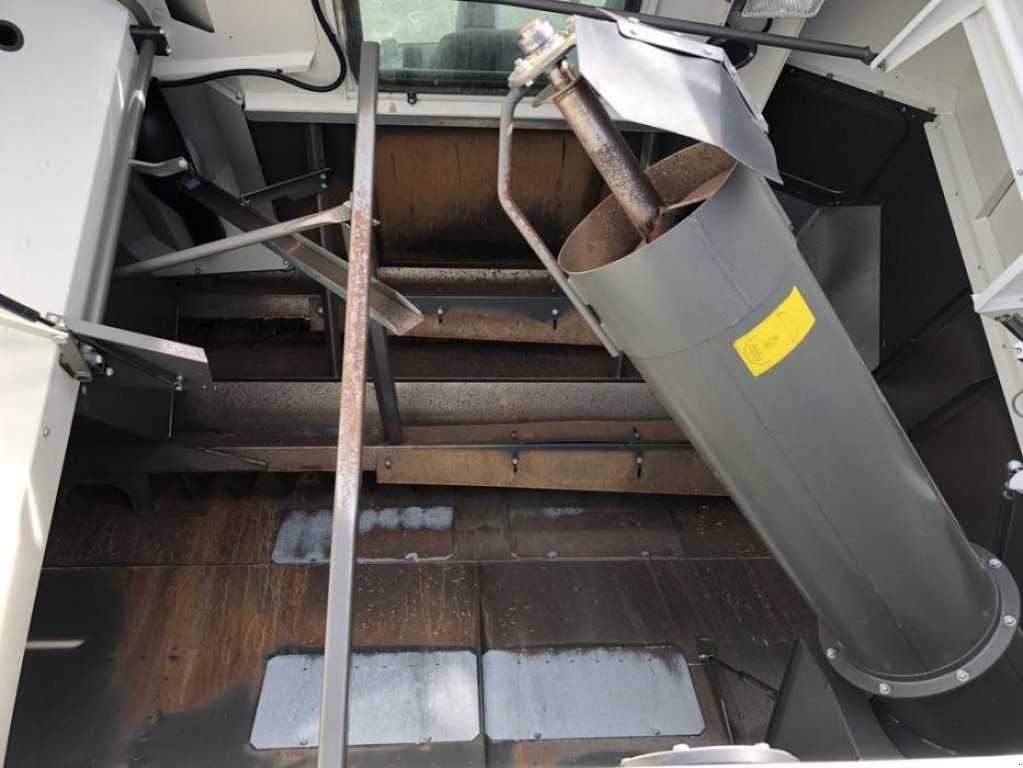 Oldtimer-Mähdrescher des Typs CLAAS Lexion 760, Neumaschine in Володарка (Bild 9)