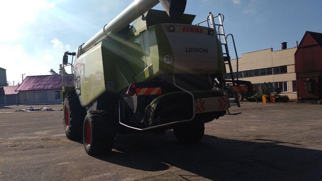 Oldtimer-Mähdrescher des Typs CLAAS Lexion 760, Neumaschine in Володарка (Bild 2)