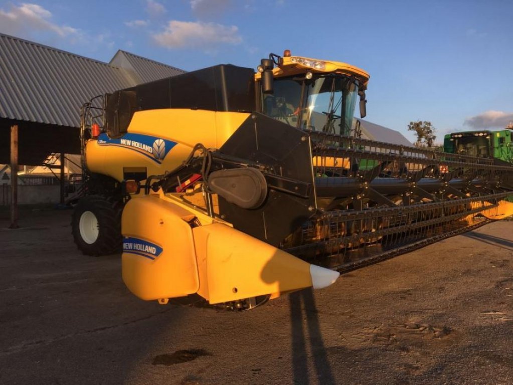 Oldtimer-Mähdrescher del tipo New Holland CR9080, Neumaschine In Володарка (Immagine 1)