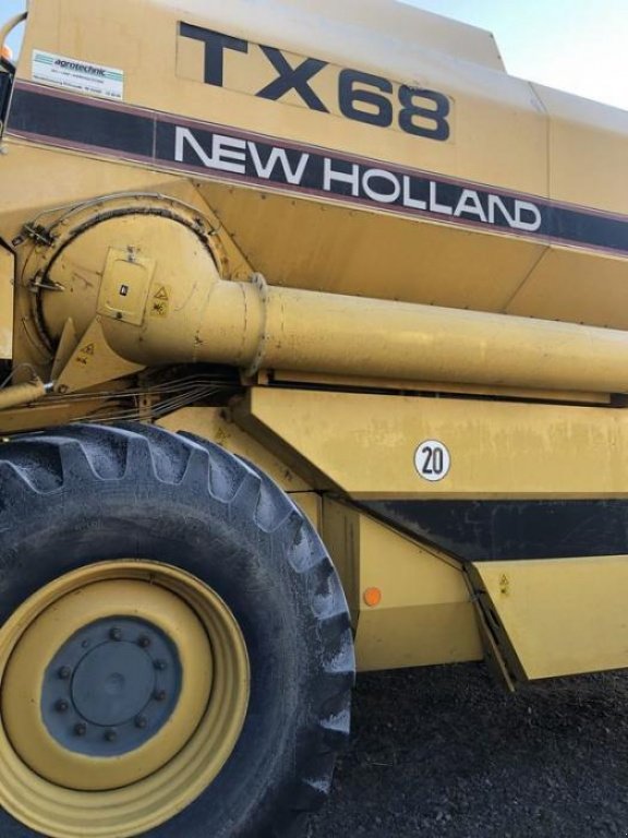 Oldtimer-Mähdrescher des Typs New Holland TX68, Neumaschine in Володарка (Bild 11)
