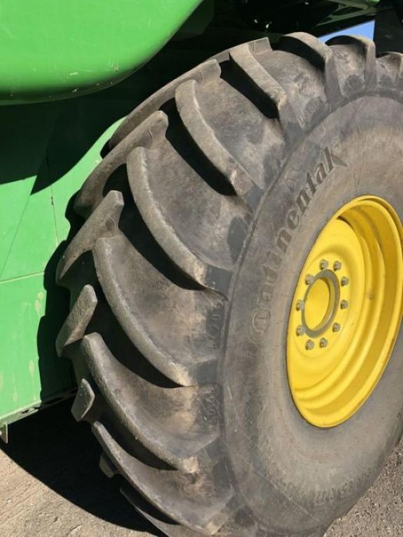 Oldtimer-Mähdrescher des Typs John Deere T660i, Neumaschine in Володарка (Bild 5)