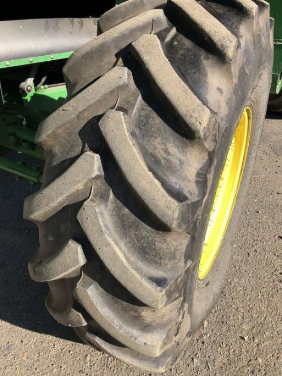 Oldtimer-Mähdrescher des Typs John Deere T660i, Neumaschine in Володарка (Bild 3)