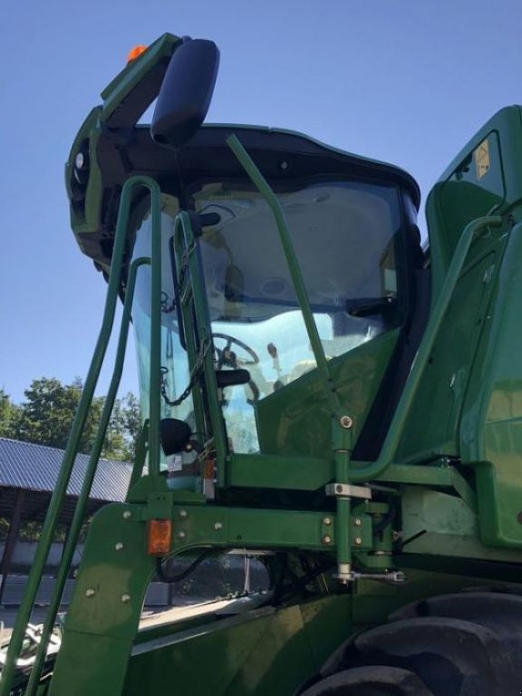 Oldtimer-Mähdrescher des Typs John Deere T660i, Neumaschine in Володарка (Bild 1)