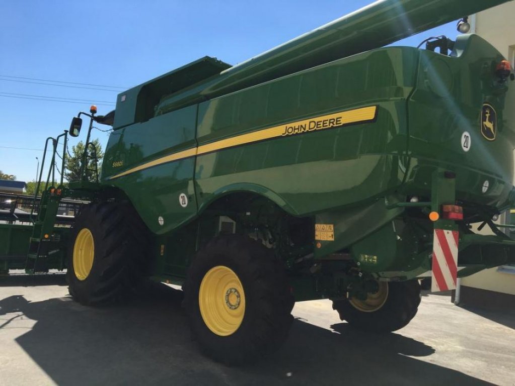 Oldtimer-Mähdrescher des Typs John Deere S660i, Neumaschine in Володарка (Bild 4)