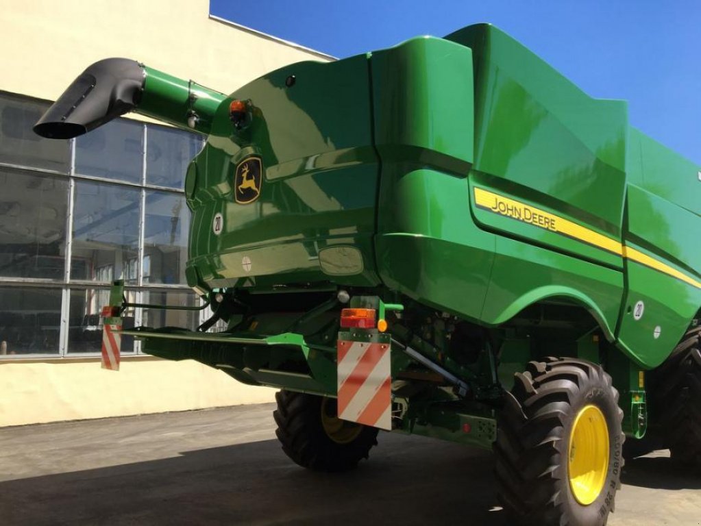 Oldtimer-Mähdrescher des Typs John Deere S660i, Neumaschine in Володарка (Bild 9)