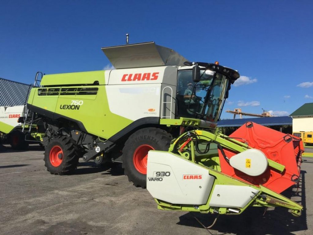Oldtimer-Mähdrescher of the type CLAAS Lexion 760, Neumaschine in Володарка (Picture 1)