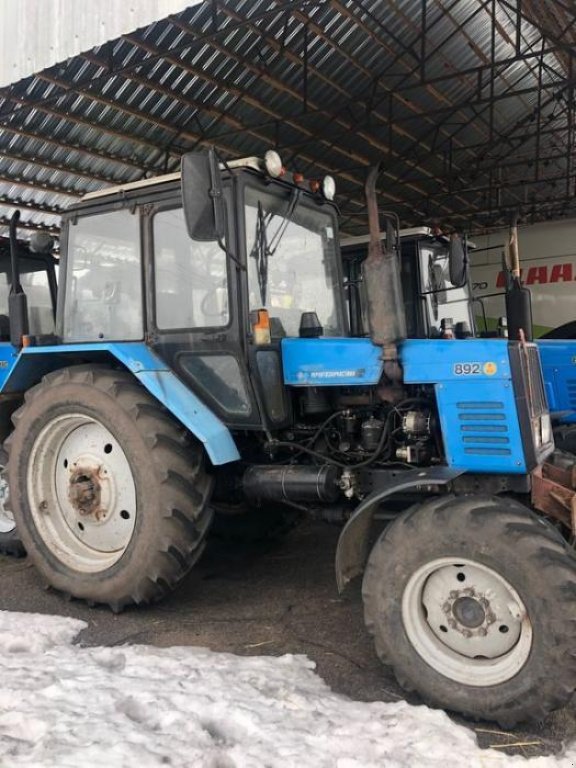 Oldtimer-Traktor typu Belarus Беларус-892, Neumaschine v Володарка (Obrázek 1)