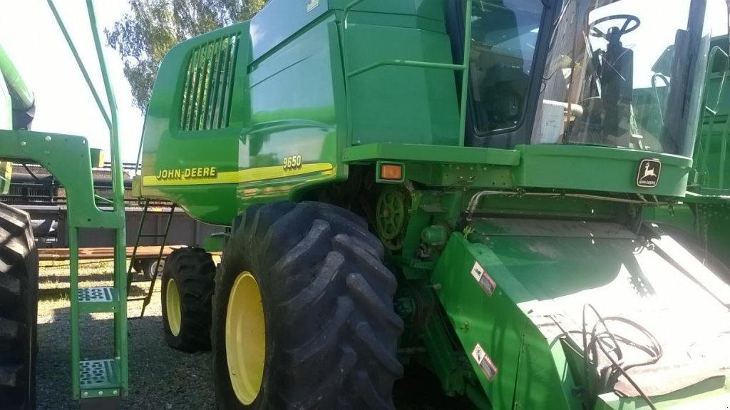 Oldtimer-Mähdrescher des Typs John Deere 9650W,  in Рівне (Bild 5)
